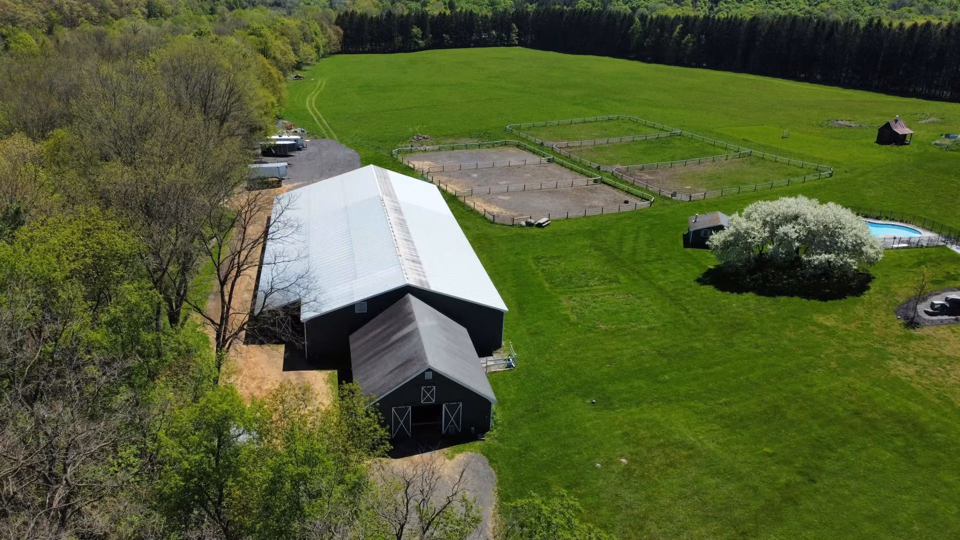 An aerial view of the arenas, barns and green paddocks at Smokey Hollow Farm