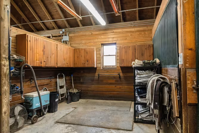 A heated grooming stall in the barn